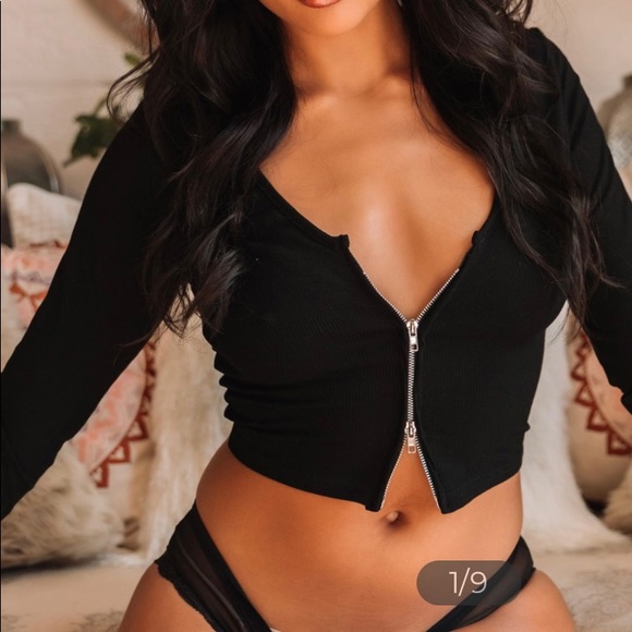 Fashion Nova Tops - Black long sleeve V-neck top size L